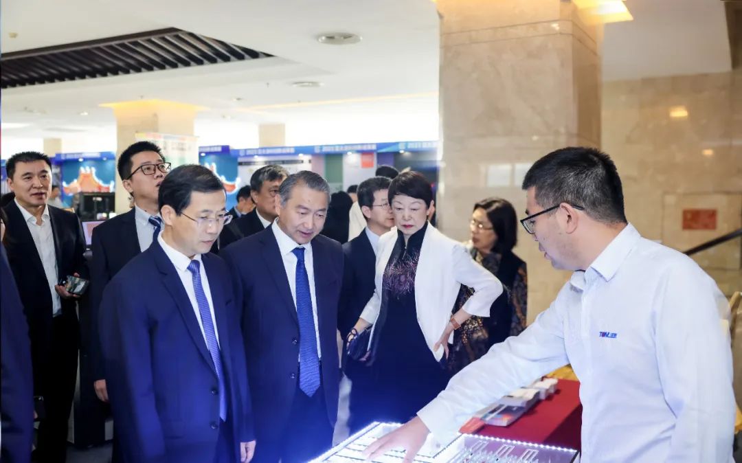 濮陽市市委書記萬正峰來湯姆展臺親切交流--江蘇湯姆集團攜涂料灌裝新技術盛裝出席2023亞太國際涂料產(chǎn)業(yè)發(fā)展大會！