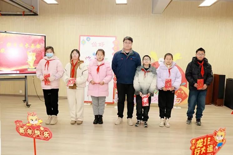 啟迪未來之光——五葉小學(xué)湯姆“潤葉”教育成長基金發(fā)放儀式盛大舉行！